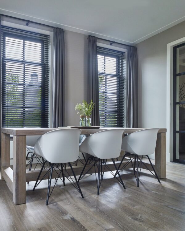 Zwarte horizontale jaloezieën in de eetkamer