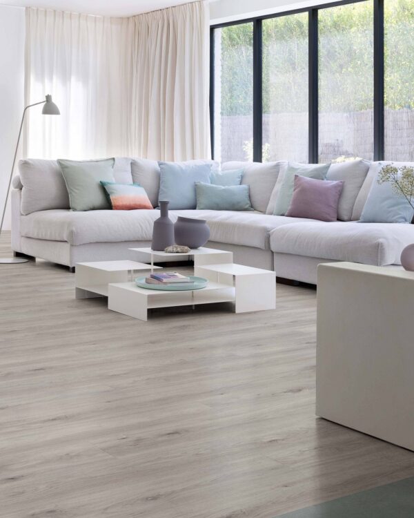 Woonkamer met lichte zomerse vinylvloer in Scandinavische stijl en minimalistische inrichting. Thuisin