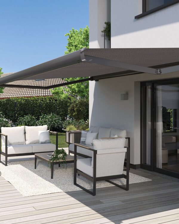 Buitenzonwering knikarmscherm terras