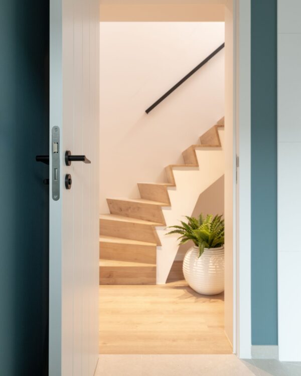 Oak step traprenovatie bij Thuisin