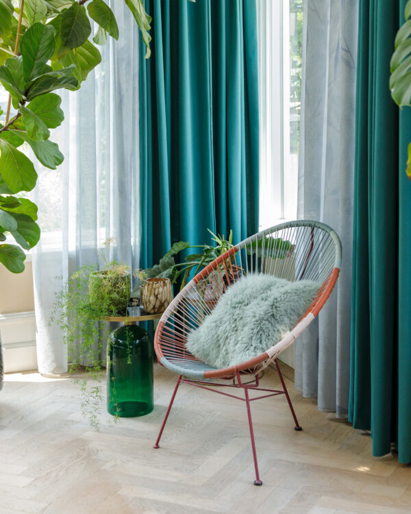 Blauwe vitrage en overgordijnen van Holland Haag in de zithoek