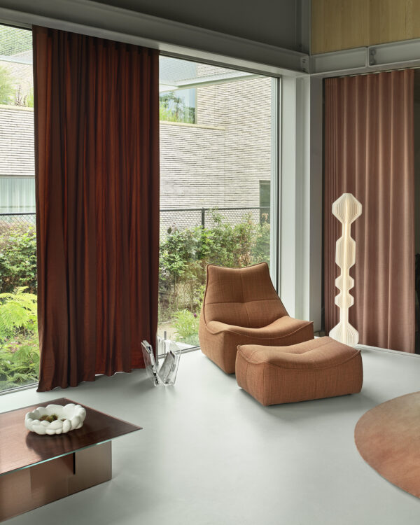 Elektrisch bedienbare gordijnen met slanke metalen rails. Thuisin