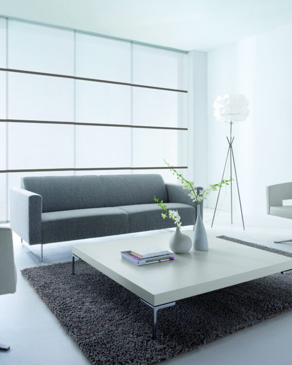 Witte paneelgordijnen in woonkamer