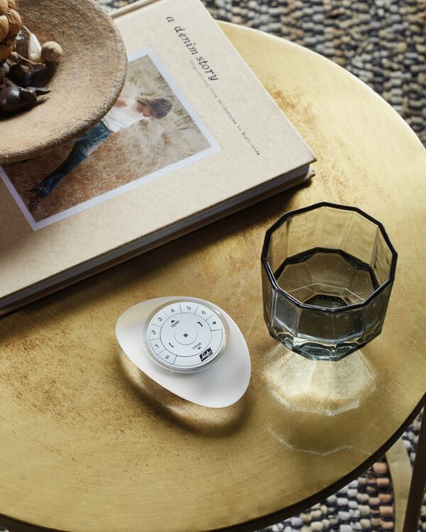 Pebble Powerview Luxaflex: Pebble Powerview Luxaflex voor slimme, luxe raamdecoratie met bediening op afstand.