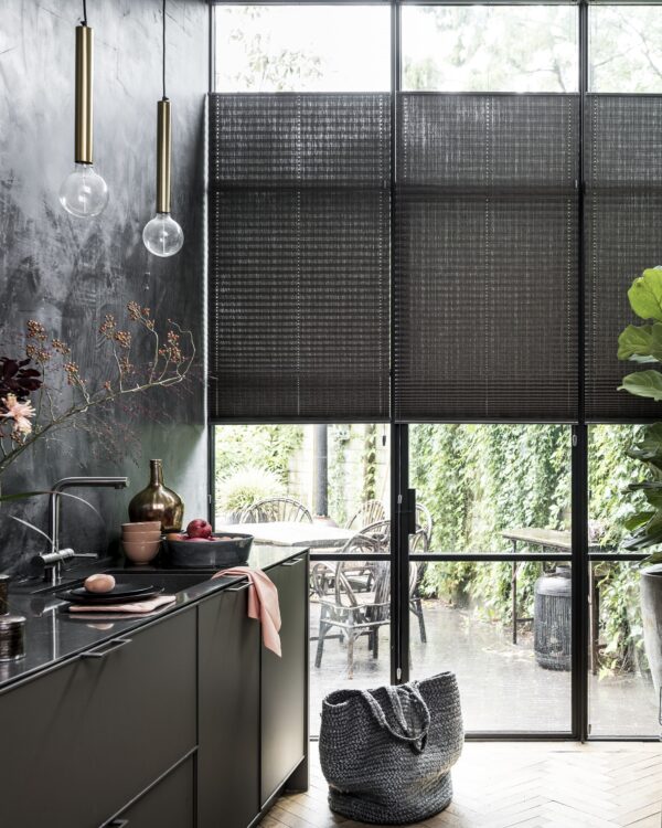 Zwarte plissé gordijnen - industriële woonstijl