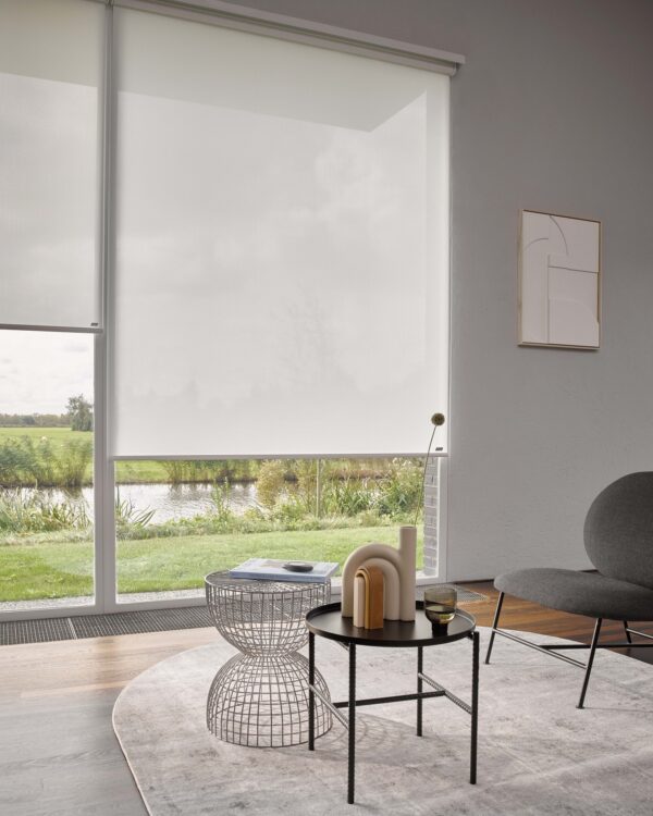 Rolgordijn Luxaflex wit woonkamer