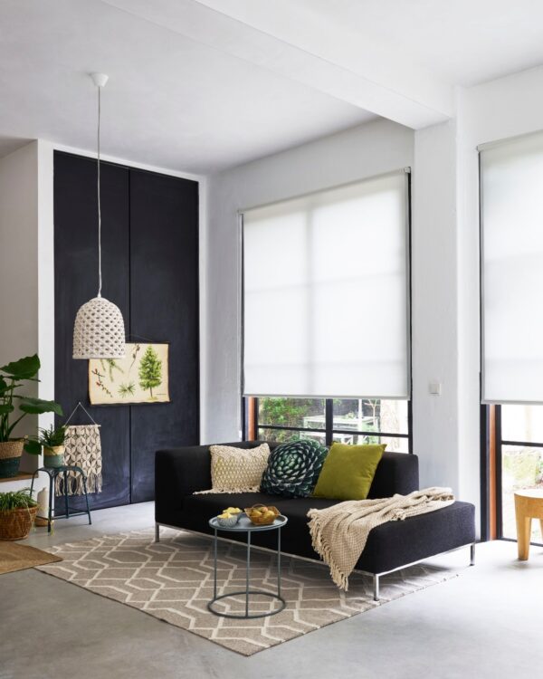 Witte rolgordijnen uit de Thuisin-collectie voor in de woonkamer