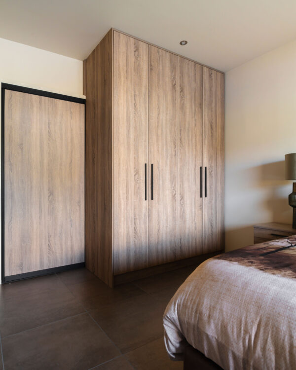 Slaapkamer make-over met warme houttinten en maatwerk