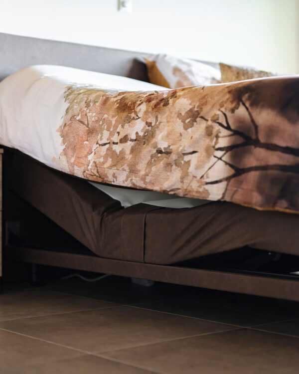 Detail boxspring bed met elektrisch verstelbare bodem