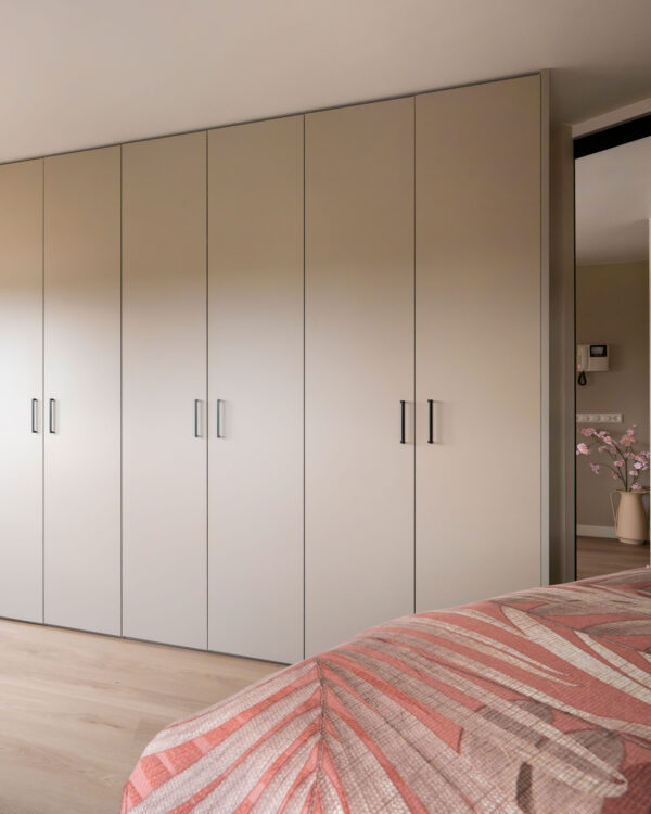 Maatwerkkasten Deli Home in slaapkamer beige