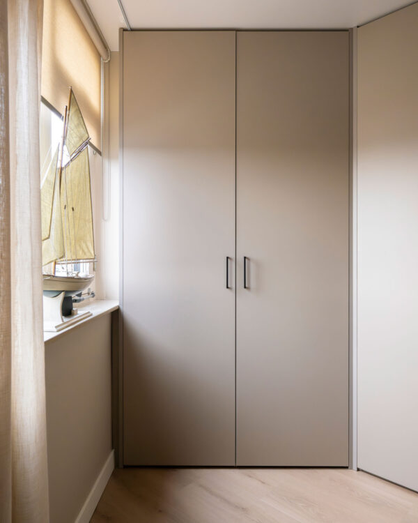 Maatwerkkasten Deli Home in slaapkamer beige