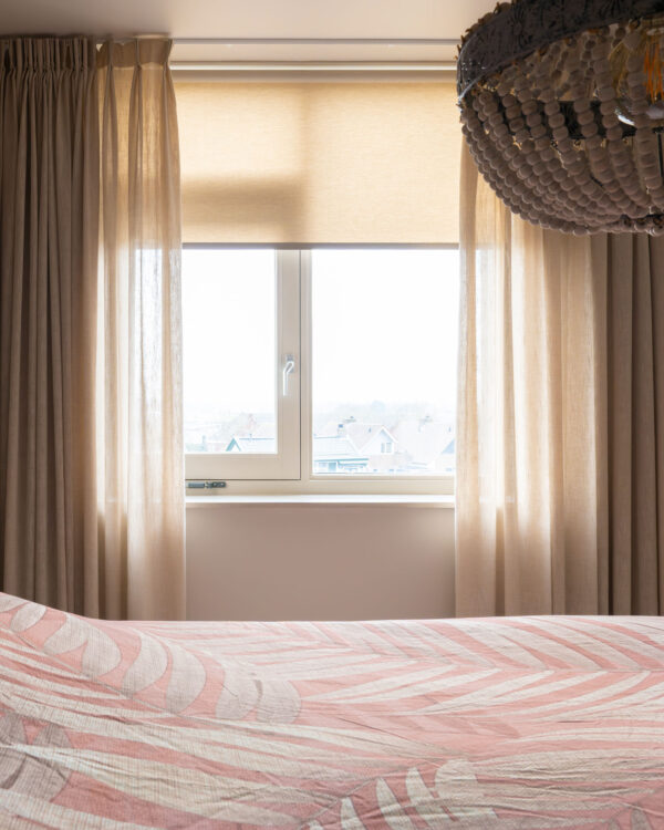 Slaapkamer Ouderkerk aan de IJssel met linnen gordijnen
