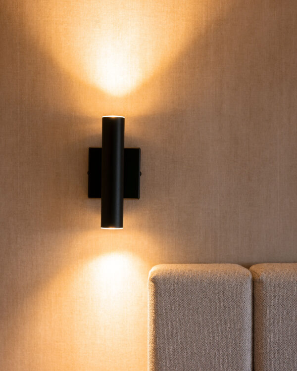 Arte behang linnenlook in slaapkamer met belichting