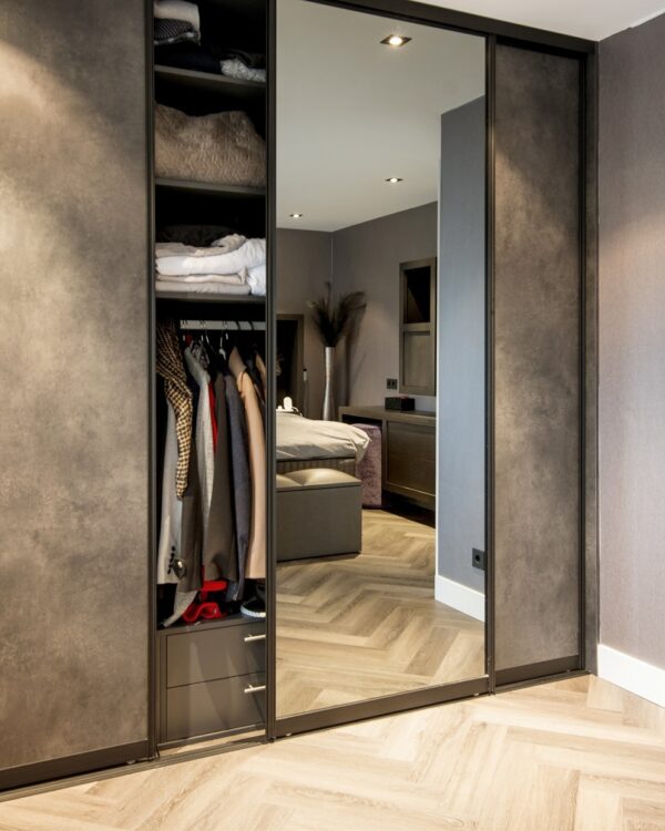 Slaapkamer met schuifdeurkast op maat in bruin, inclusief spiegeldeur,