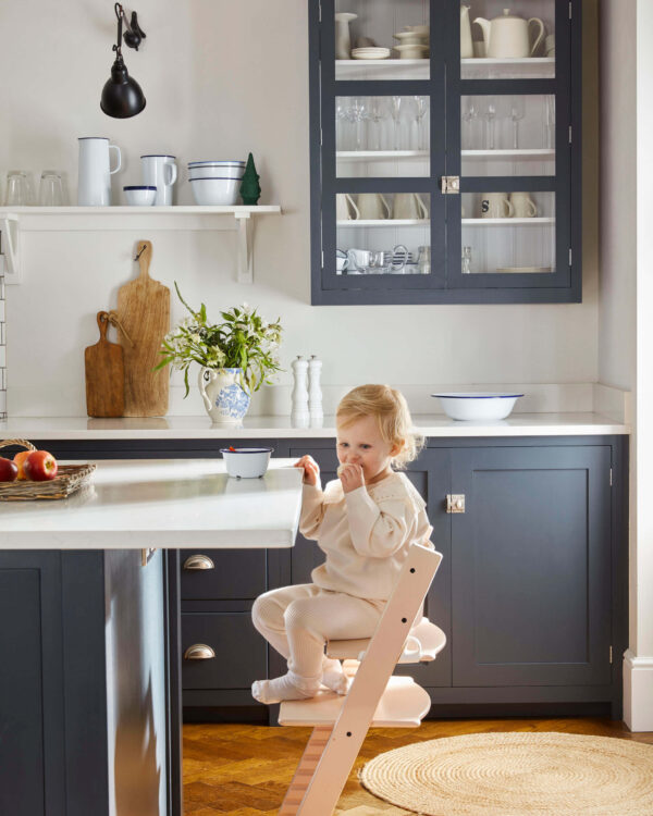 Keuken in Scandinavische stijl met kastjes in antracietgrijs en muren in gebroken wit
