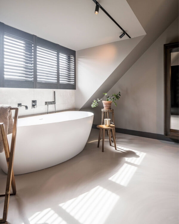 Zwarte shutters in badkamer met badkuip