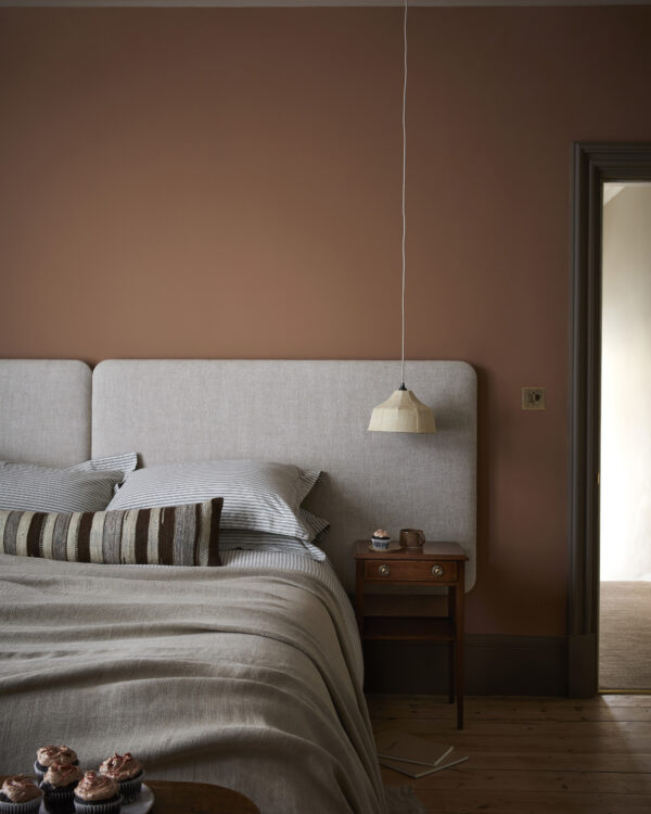 Slaapkamer met muurverf Little Greene Split pink 341