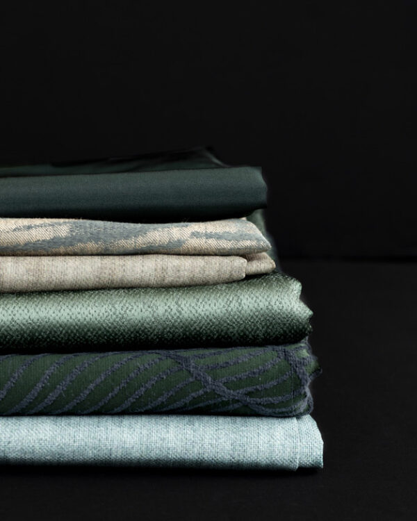 Vitrages zijn er in alle kleuren, gordijnstoffen in natuurlijke tinten zijn populair voor je woonkamer