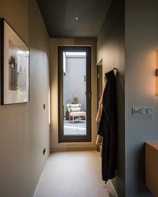 Betoncomposiet wandbekleding by EPi in hal als water- en krasbestendige oplossing voor veel gebruikte ruimte.