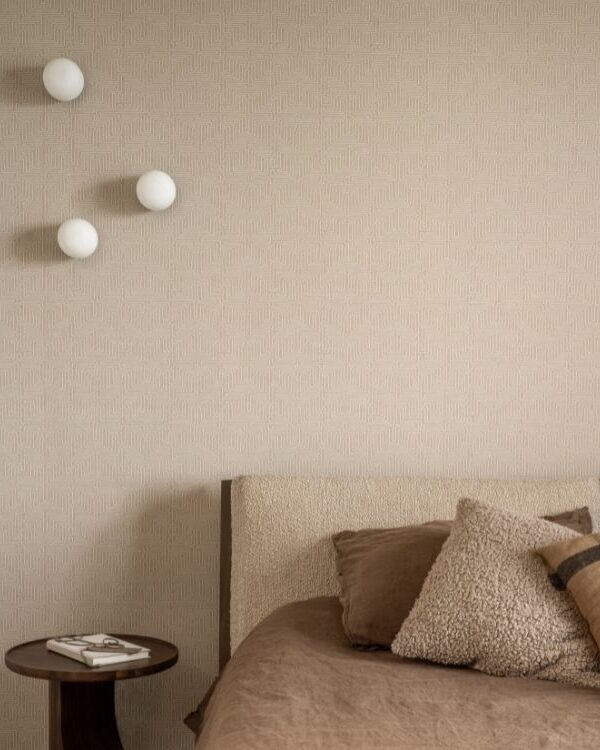 Slaapkamer met subtiel, beige behang in japandi stijl