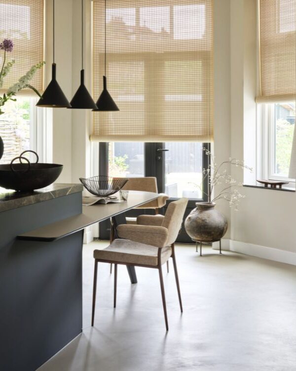 Licht gewevenhout rolgordijnen in keuken