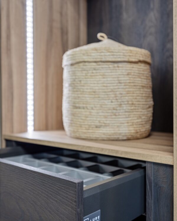 Close up van een inloopkast met verlichting