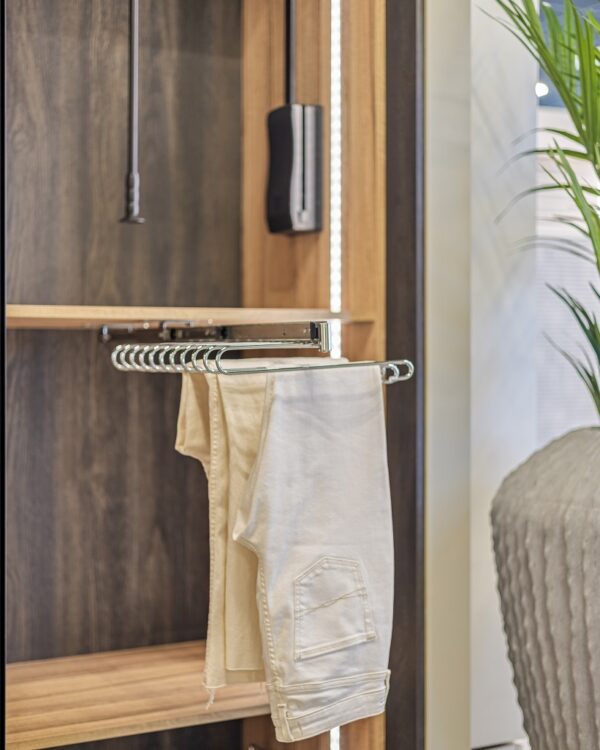 Broekenhanger in een inloopkast op maat