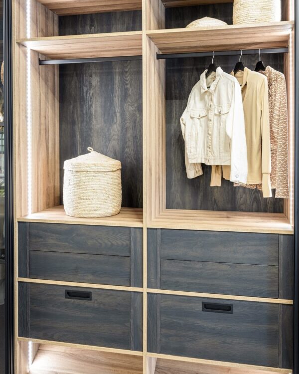 Zwarte inloopkast met verlichting