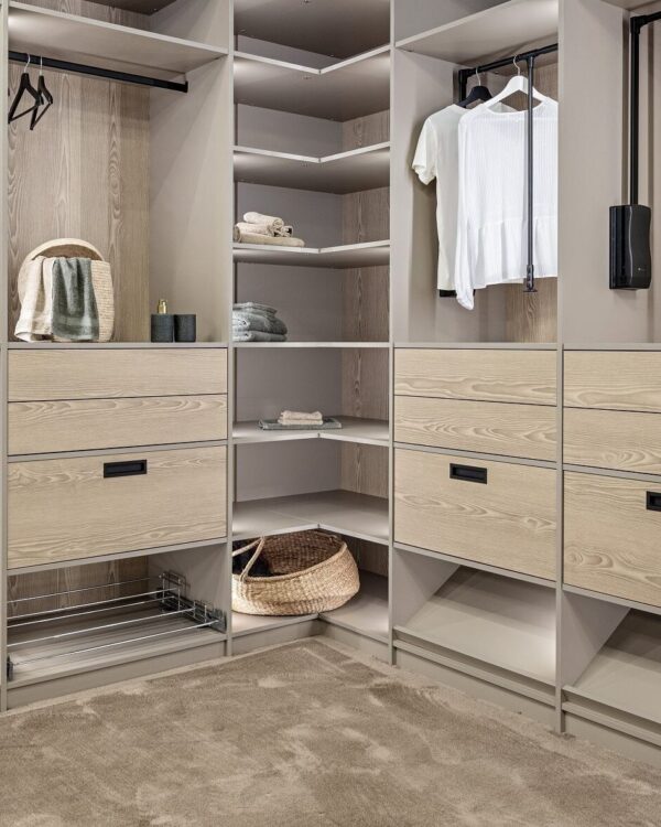 Beige inloopkast met verlichting