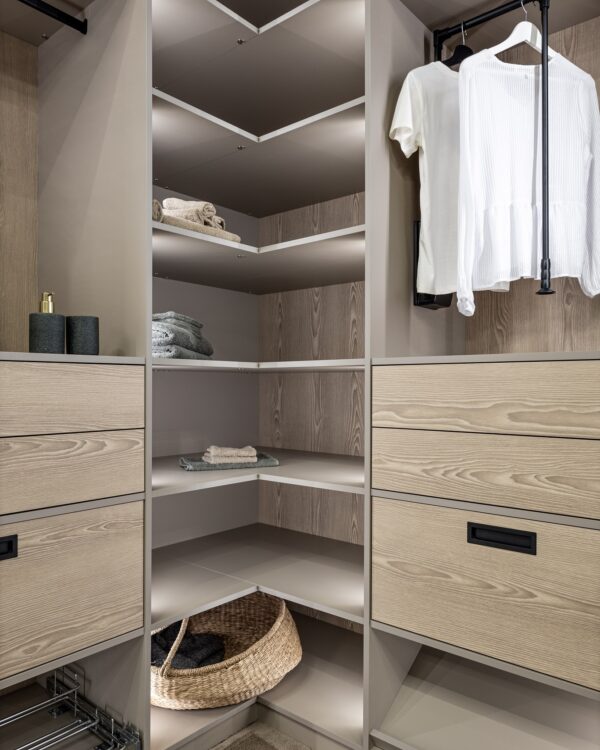 Beige kledingkast op maat met vakken en lades