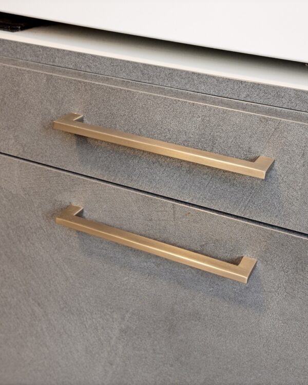 Wasmachinekast met gouden handgrepen van Allure bij Thuisin