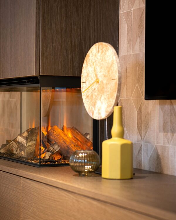 Zwevende tvkast op maat van Allure met elektrische haard bij Thuisin