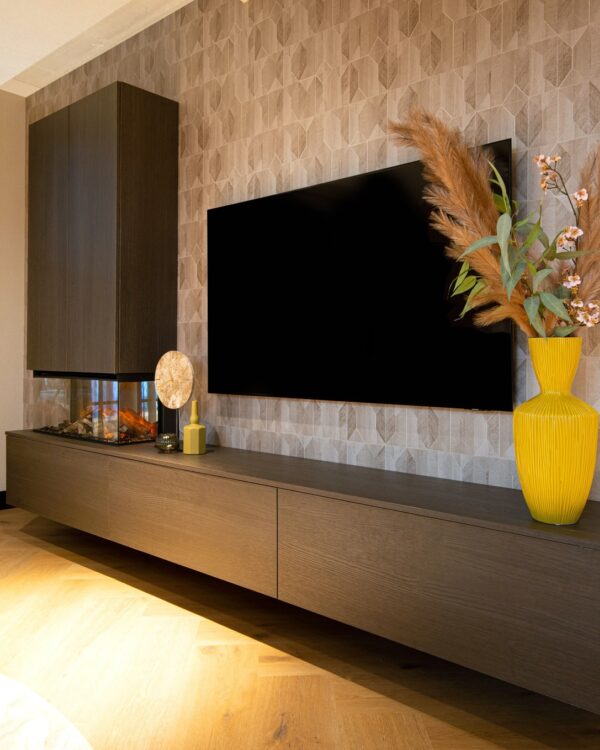 Bruine houtlook TV kast met elektrische haard in woonkamer.