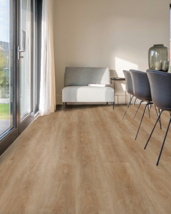 pvc-vloer Moezel2 in de kleur TI-44072 uit onze eigen Thuisin-collectie in de eetkamer