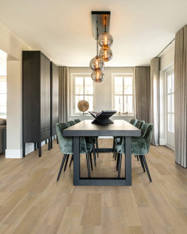 PVC-vloer Eem in de kleur TI-44084 uit de Thuisin-collectie in de eetkamer