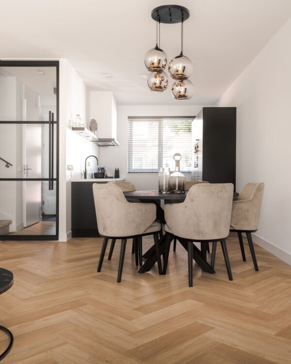 PVC-visgraatvloer Seine in de kleur TI-44641 uit onze eigen Thuisin-collectie in de eetkamer