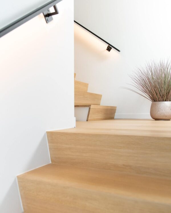 Decotrap traprenovatie Z-trap eiken met ledgrip in de hal