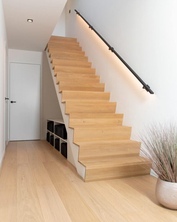Licht eiken Z-trap in de hal met LED-grip