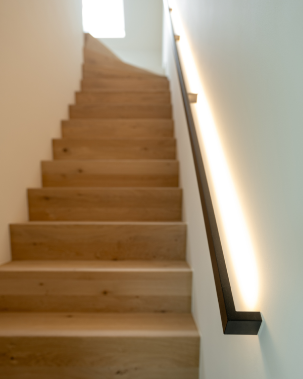 Traprenovatie Z-trap eiken met ledgrip in de hal