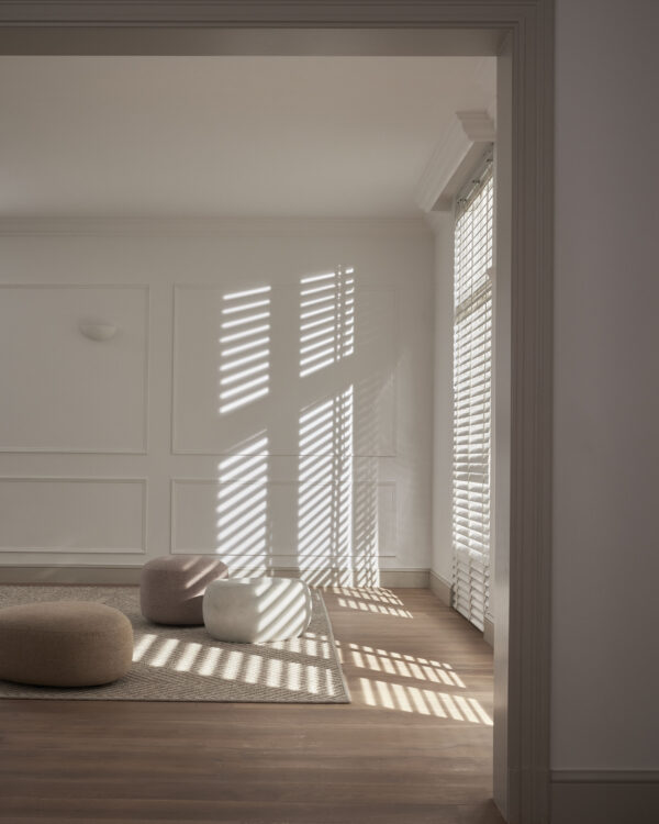 Scandinavische woonkamer met lichtgrijze aluminium jaloezieën op maat