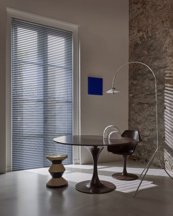 Woonkamer met grote ramen en op maat gemaakte aluminium jaloezieën