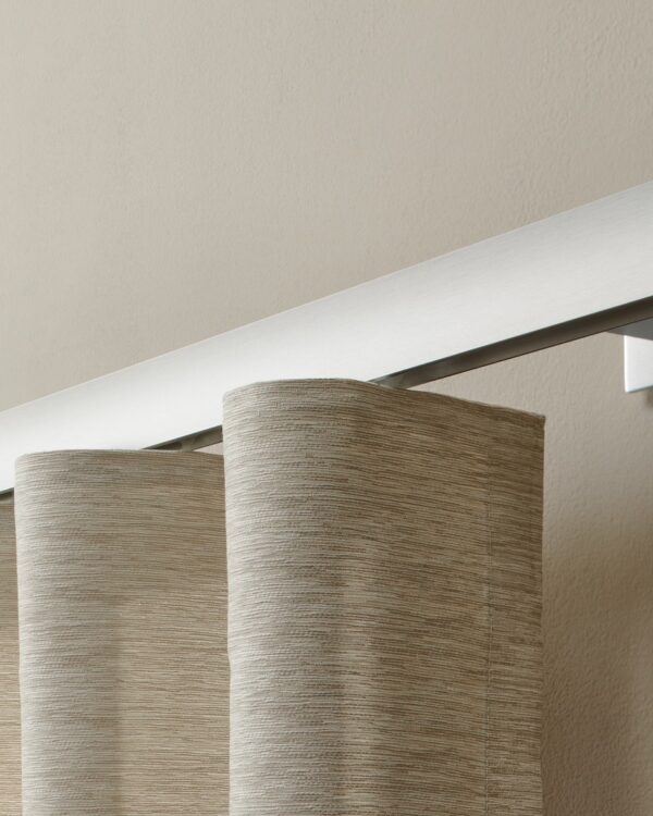 Subtiel patroon gordijnen met bijpassende mat zilver gordijnrails. Thuisin