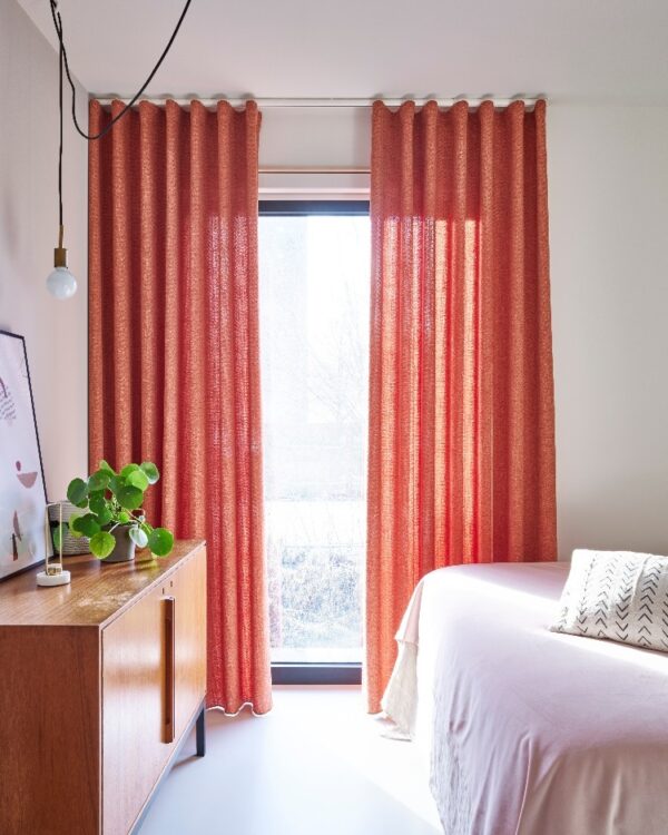 Modern inbetween-gordijn van Vadain in de slaapkamer