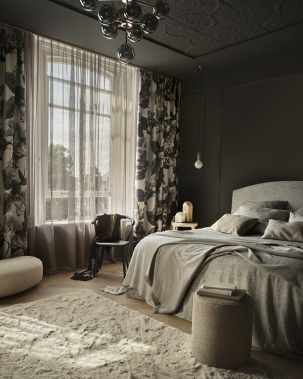 Witte vitrages met overgordijnen in bloemendessin in de slaapkamer