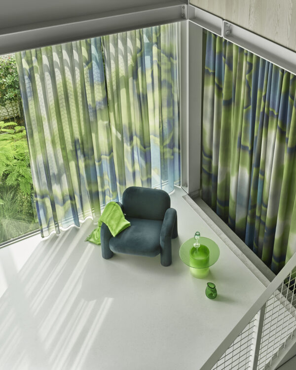 Groen/blauwe vitrages met dessin in de zithoek