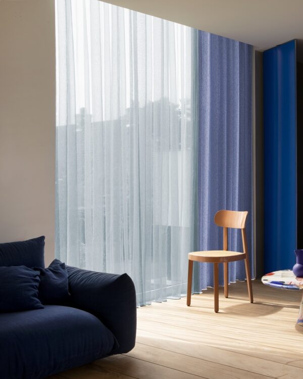 Blauw vitrages in de zithoek