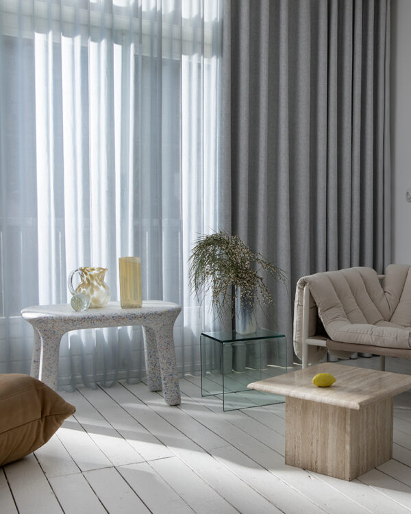 Licht blauwe vitrages in de woonkamer