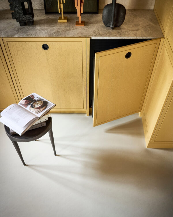 Grijze marmoleum vloer in gele keuken