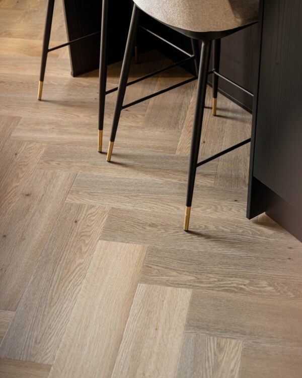 PVC visgraatvloer: duurzame PVC-vloer in visgraatpatroon, luxe uitstraling en warme tinten.