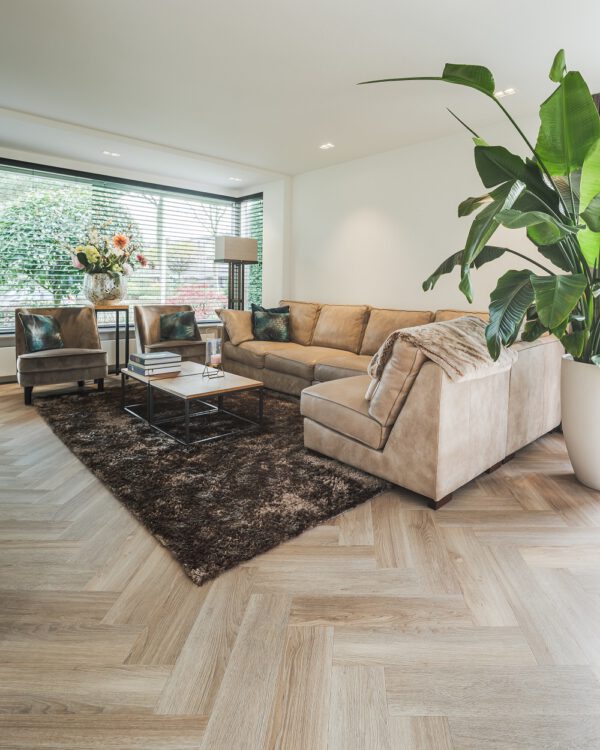 Visgraat pvc vloer in de woonkamer - Klassieke woonstijl bij Thuisin